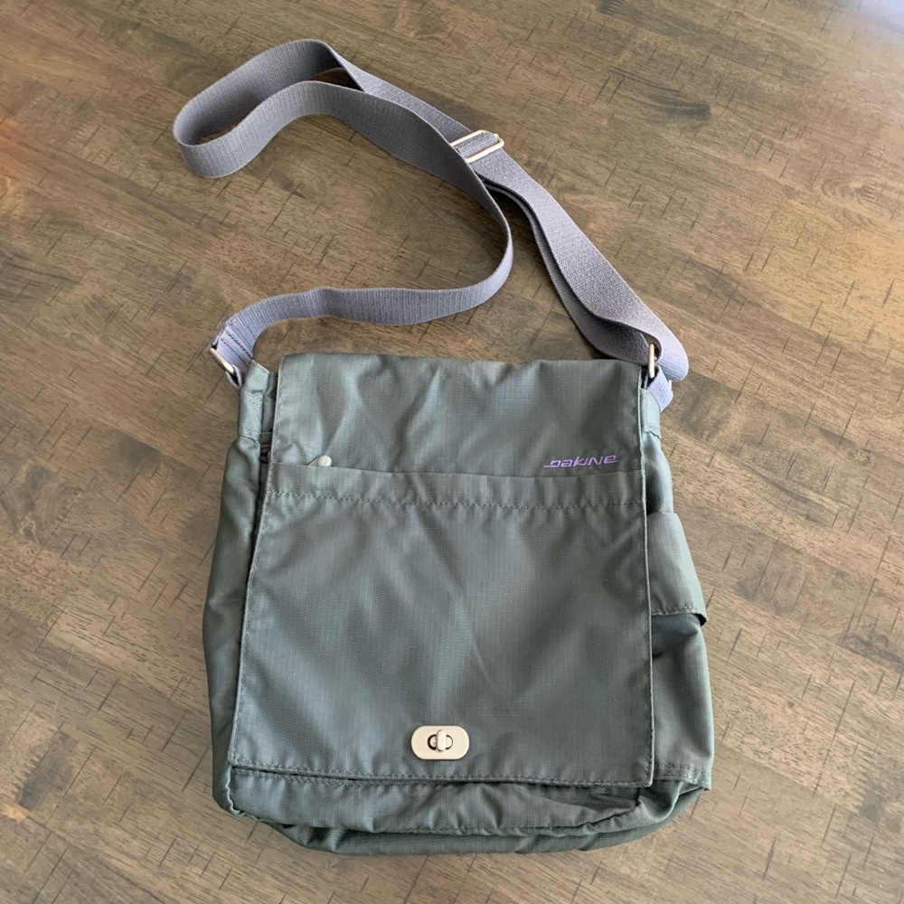 Dakine crossbody purse